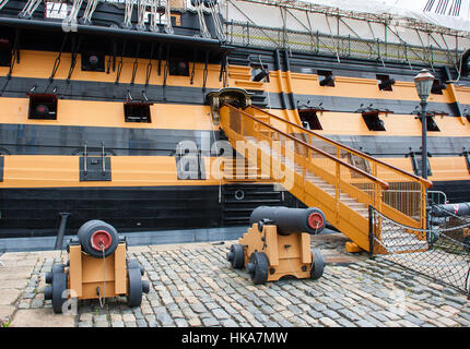 Le couloir du HMS Victory à Portsmouth le fleuron de la flotte de Lord Nelson et célèbre pour son rôle dans la bataille de Trafalgar Banque D'Images