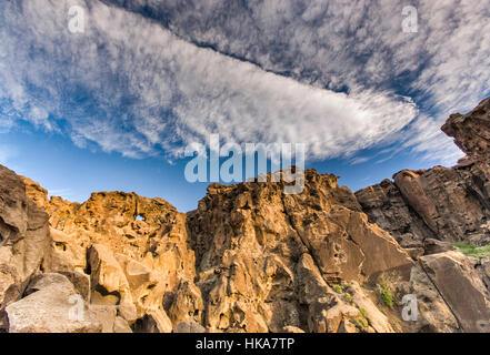 Cirrus Cirrocumulus et plus de Trou-dans-le-mur de pierres à Mojave National Preserve, California, USA Banque D'Images