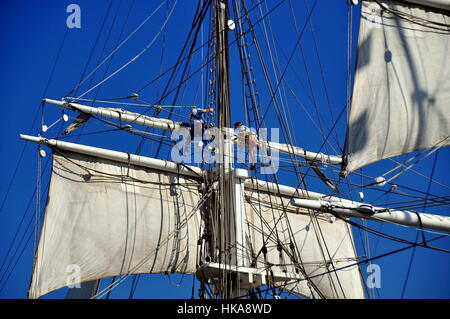 Mystic, Connecticut - 11 juillet 2015 : les membres de l'équipage au sommet du déploiement massif de vergue les voiles de 1841 Charles W. Morgan baleinier Banque D'Images