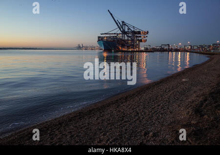 Port de Felixstowe Commerce International UK - Les navires d'être chargés et déchargés au crépuscule à Felixstowe, le plus grand port à conteneurs. Banque D'Images