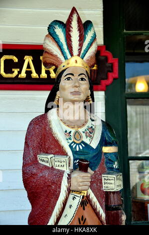 Mystic, Connecticut - 11 juillet 2015 : Magasin de cigares en bois sculpté d'Indien sur le porche de la Géo. H. Stone & Co. magasin général à Mystic Seaport Banque D'Images