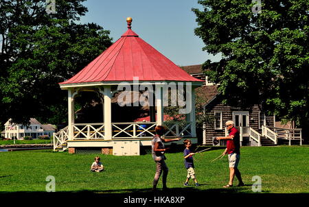 Mystic, Connecticut- 11 juillet 2015 : les familles avec des enfants jouant au basket et jeu du bâton sur la Place du Village à Mystic Seaport Museum Banque D'Images