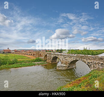 La Puente del Passo Honroso à Hospital de Órbigo - Le Pont de l'honorable l'étape sur le Camino de Santiago de Compestello dans la province espagnole Banque D'Images