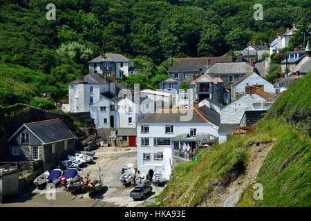 Portloe sur la péninsule de Roseland, Cornwall, England, UK un petit village de pêcheurs d'entrée d'un étroit vers le bas la dispersion dans les falaises au quai. Banque D'Images