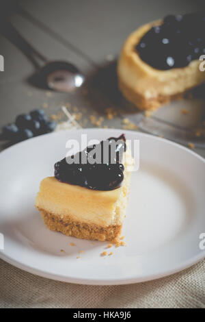 Morceau de gâteau au fromage délicieux bleuet fraîcheur sur plaque au four doux dessert boulangerie,selective focus,vintage filtre. Banque D'Images