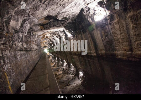 Tunnel sur le Canal de l'Union européenne. Sculpté dans la roche. Banque D'Images