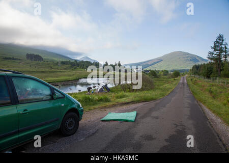 Camping sauvage avec tente dôme léger le long de la rivière près de Glencoe dans les Highlands, Ecosse, Royaume-Uni Banque D'Images