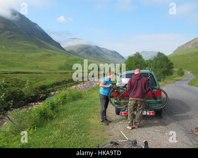 Cycliste féminine sur Glen Etive Single track road Scotland UK Banque D'Images