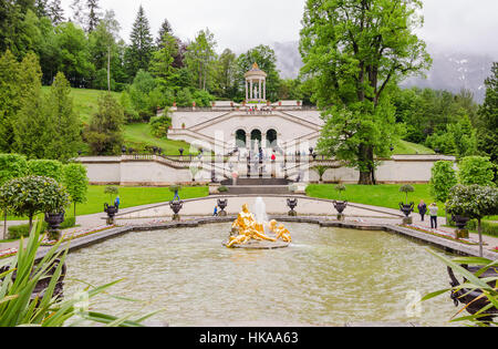 ETTAL, ALLEMAGNE - le 5 juin 2016 : Château de Linderhof et fontaine groupe Flora puttos en Bavière, Allemagne. Banque D'Images