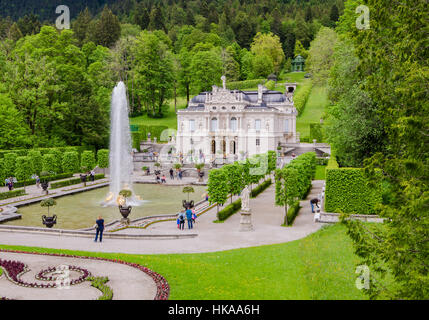 ETTAL, ALLEMAGNE - le 5 juin 2016 : Château de Linderhof est un château en Allemagne, dans le sud-ouest de la Bavière. Banque D'Images