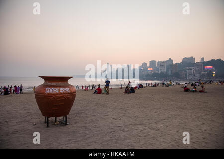 Coucher du soleil sur la plage de Chowpatty, Mumbai (Bombay), Inde. Banque D'Images