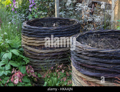 Petit jardin écologique respectueux de la faune biologique avec deux bacs de compost de saule tissé composters England GB UK Banque D'Images