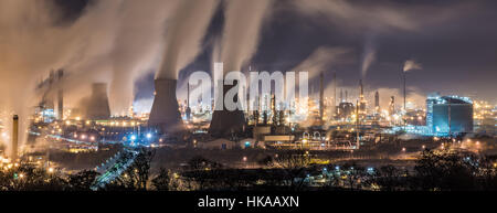 Grangemouth en Ecosse est seulement raffinerie de pétrole brut et produit la majeure partie des combustibles utilisés en Ecosse avec d'autres produits Banque D'Images