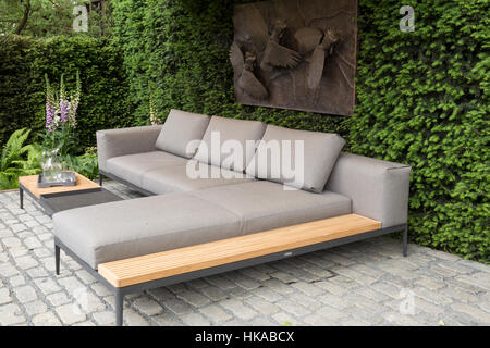 Salon moderne avec meubles de jardin, chaises sur patio en pierre, haies et gants de renfants, Chelsea Flower Show Londres Banque D'Images