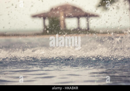 Vintage aux couleurs de fond avec des gouttes d'eau figées au cours de la pluie sur la surface de l'eau avec l'arrière-plan flou et selective focus Banque D'Images