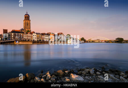 La ville néerlandaise de Deventer sur la rivière IJssel Banque D'Images