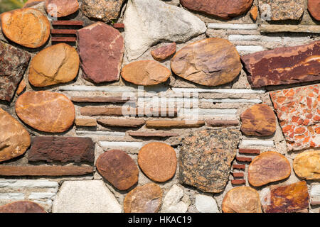 Close up de roches naturelles et les modèles et textures de pierres scellées sur mur de béton Banque D'Images