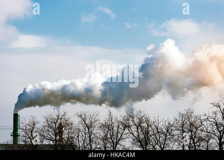 Des fumées d'usine à vapeur et de l'eau sur un fond de ciel bleu. Banque D'Images