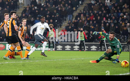 Paul Pogba Manchester United marque son premier but et d'autre au cours de l'EFL Cup Semi Finale, deuxième match aller au stade KCOM, Hull. Banque D'Images