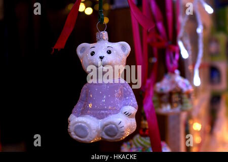 L'ours blanc dans un tricot pull mauve parure. Banque D'Images