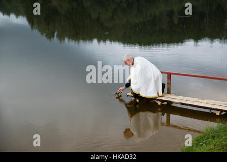 Plongeant un cross durant la cérémonie avant le jour de la Transfiguration de Seto, Obinitsa, Estonie Banque D'Images