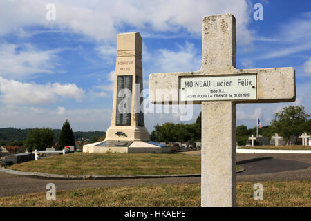 Croix. Commonweatlth War Graves. Tombes de guerre du Commonwealth. Cimetière militaire français comprenant 328 tombes de Columérien. Coulommiers. Banque D'Images