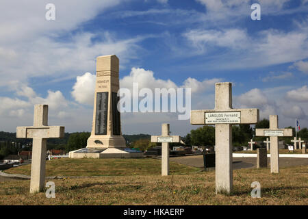 Croix. Commonweatlth War Graves. Tombes de guerre du Commonwealth. Cimetière militaire français comprenant 328 tombes de Columérien. Coulommiers. Banque D'Images