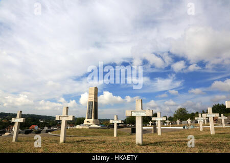 Croix. Commonweatlth War Graves. Tombes de guerre du Commonwealth. Cimetière militaire français comprenant 328 tombes de Columérien. Coulommiers. Banque D'Images