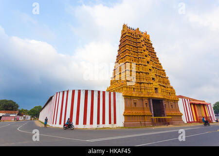 Population du Sri Lanka sur la route en face de l'entrée d'or tour gopuram, Vaasal Swarna, dans Kandaswamy Kovil Temple à Nallur Banque D'Images