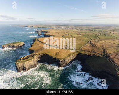 La péninsule de Loop Head aériennes dans l'ouest du comté de Clare, Irlande. Plage de Kilkee le comté de Clare, Irlande. Célèbre plage et du paysage sur la façon sauvage de l'Atlantique. Aeria épique Banque D'Images