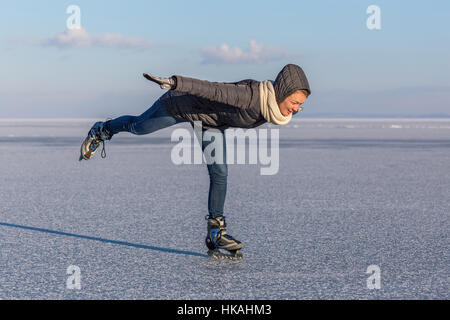 Jeune fille patinage sur le lac Balaton en Hongrie Banque D'Images