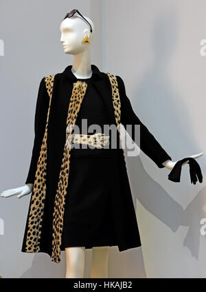 La laine ensemble ocelot 1980 Mme Kosta Goulanddris par Hubert de Givenchy ( Couturier ) France Banque D'Images