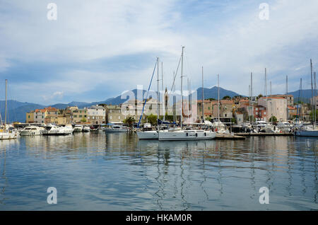 Saint-Florent est un port de pêche situé près du golfe du même nom. Aujourd'hui, c'est un lieu de vacances idéal pour l'été de nombreux touristes pour l'un des m Banque D'Images