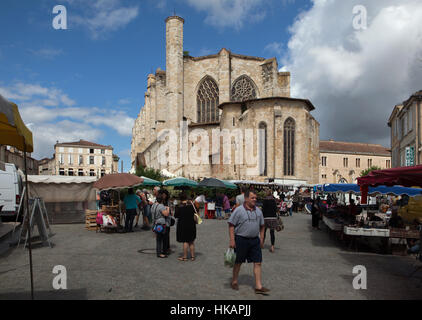 Marché le dimanche en face de la Cathédrale de Condom (cathédrale Saint-Pierre de Condom) à Condom, Gers, France. Banque D'Images