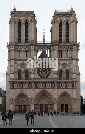 Les touristes en face de la cathédrale Notre-Dame de Paris, France. Banque D'Images