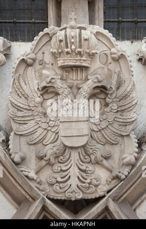 Armoiries de l'Empire autrichien combinée avec les armoiries de la ville de Brno. Détail de l'portail gothique de l'Ancien hôtel de ville (Stara radnice) sculpté par le sculpteur autrichien Anton Pilgram à Brno, en Moravie, en République tchèque. Banque D'Images