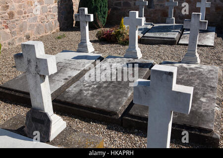 Tombes de Baron Georges-Charles de Heeckeren d'Anthès (première rangée au centre) et son épouse la Baronne Catherine de Heeckeren d'Anthès, nee Gontcharoff (croix dans l'avant-plan dans la gauche) au cimetière de Soultz-Haut-Rhin, Alsace, France. En dépit de sa carrière plus tard le Baron d'Anthès (1812-1895) est le plus célèbre parce qu'il a tué le poète russe Alexandre Pouchkine dans un duel en 1837. La baronne Catherine d'Anthès (1809-1843) était une sœur de l'épouse de Pouchkine Natalia Nikolaïevna Gontcharova, Pushkina-Lanskaya nee. Banque D'Images