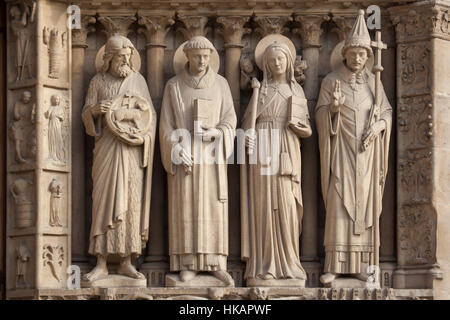 Saint Jean Baptiste, Saint Etienne, Saint Geneviève et le pape Saint Sylvestre I (de gauche à droite). Statues de style néo-gothique, sur la façade principale de la cathédrale Notre-Dame (Notre-Dame de Paris) à Paris, France. Statues gothiques endommagés sur la façade principale a été restaurée par les architectes français Eugène Viollet-le-Duc et Jean-Baptiste Lassus dans les années 1840. Banque D'Images