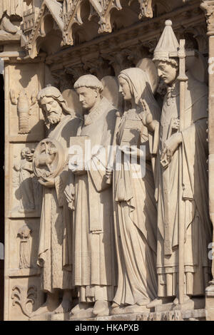 Saint Jean Baptiste, Saint Etienne, Saint Geneviève et le pape Saint Sylvestre I (de gauche à droite). Statues de style néo-gothique, sur la façade principale de la cathédrale Notre-Dame (Notre-Dame de Paris) à Paris, France. Statues gothiques endommagés sur la façade principale a été restaurée par les architectes français Eugène Viollet-le-Duc et Jean-Baptiste Lassus dans les années 1840. Banque D'Images