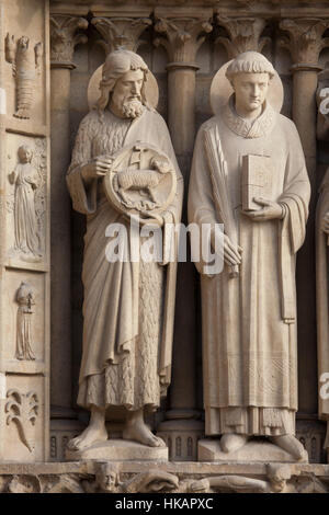 Saint Jean le Baptiste (L) and Saint Stephen (R). Statues de style néo-gothique, sur la façade principale de la cathédrale Notre-Dame (Notre-Dame de Paris) à Paris, France. Statues gothiques endommagés sur la façade principale a été restaurée par les architectes français Eugène Viollet-le-Duc et Jean-Baptiste Lassus dans les années 1840. Banque D'Images