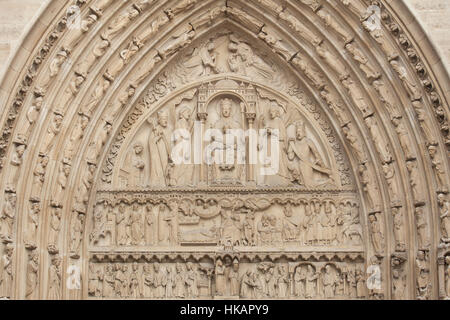 Tympan de style néo-gothique de Saint Anne's portal sur la façade principale de la cathédrale Notre-Dame (Notre-Dame de Paris) à Paris, France. Le portail gothique endommagé a été restaurée par les architectes français Eugène Viollet-le-Duc et Jean-Baptiste Lassus dans les années 1840. Banque D'Images