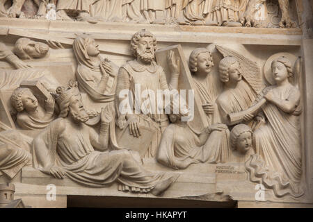 La Résurrection des Morts. Détail de l'tympan néogothique du portail du Jugement dernier sur la façade principale de la cathédrale Notre-Dame (Notre-Dame de Paris) à Paris, France. Le portail gothique endommagé a été restaurée par les architectes français Eugène Viollet-le-Duc et Jean-Baptiste Lassus dans les années 1840. Banque D'Images