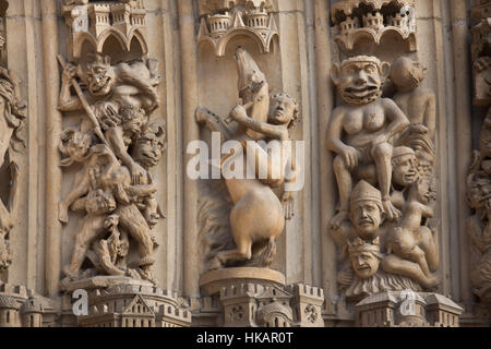 Les tortures des damnés. Détail de l'portail néogothique du Jugement dernier sur la façade principale de la cathédrale Notre-Dame (Notre-Dame de Paris) à Paris, France. Le portail gothique endommagé a été restaurée par les architectes français Eugène Viollet-le-Duc et Jean-Baptiste Lassus dans les années 1840. Banque D'Images