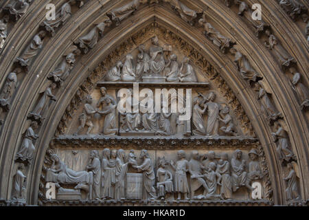 Tympan gothique de circa 1250 sur la façade nord de la cathédrale Notre-Dame (Notre-Dame de Paris) à Paris, France. Des scènes du début de la vie de Jésus Christ (rangée du bas) et de la vie de Saint Théophile le pénitent qui est dit avoir fait un pacte avec le diable (rangée du haut) sont représentés dans le revit. Banque D'Images