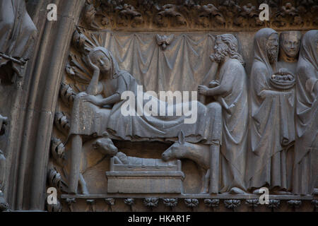 La nativité de Jésus. Détail de l'tympan de gothique vers 1250 sur la façade nord de la cathédrale Notre-Dame (Notre-Dame de Paris) à Paris, France. Banque D'Images