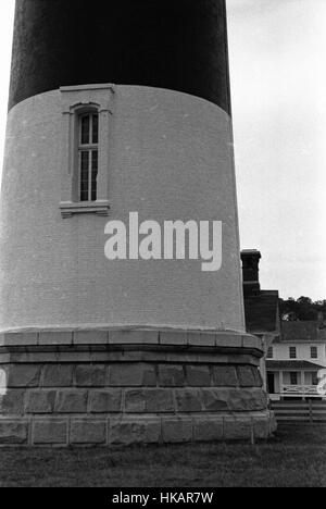 Photo en noir et blanc granuleux du Bodie Island Lighthouse situé dans le Cape Hatteras National Seashore sur les bancs extérieurs. Banque D'Images