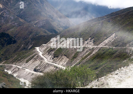 Route sinueuse dans la chaîne de montagnes de l'Himalaya.Népal. Banque D'Images