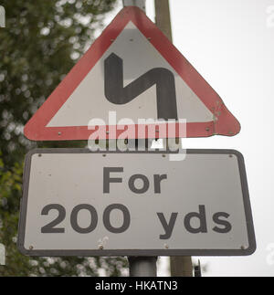 Virages de la route, panneau routier urbain britannique Banque D'Images