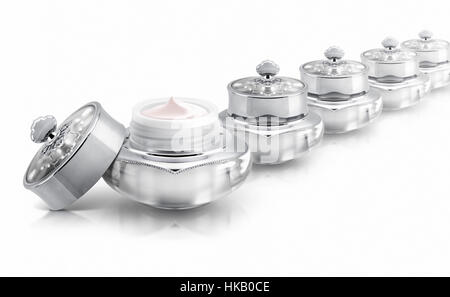 Plusieurs de luxe argent pot cosmétique sur fond blanc Banque D'Images