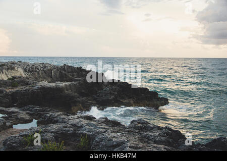 Cliffs à Baia delle Sirene Marina di Camerota Campanie Italie Banque D'Images